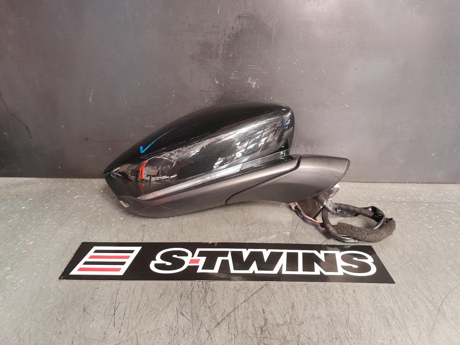 Used auto part listing image: 2021 MAZDA CX30 RIGHT DOOR MIRROR DM, NON MEMORY, NON HEATED, NON AUTO DIM, CAMERA TYPE, COLOUR CODED, 10/19- 0000358742