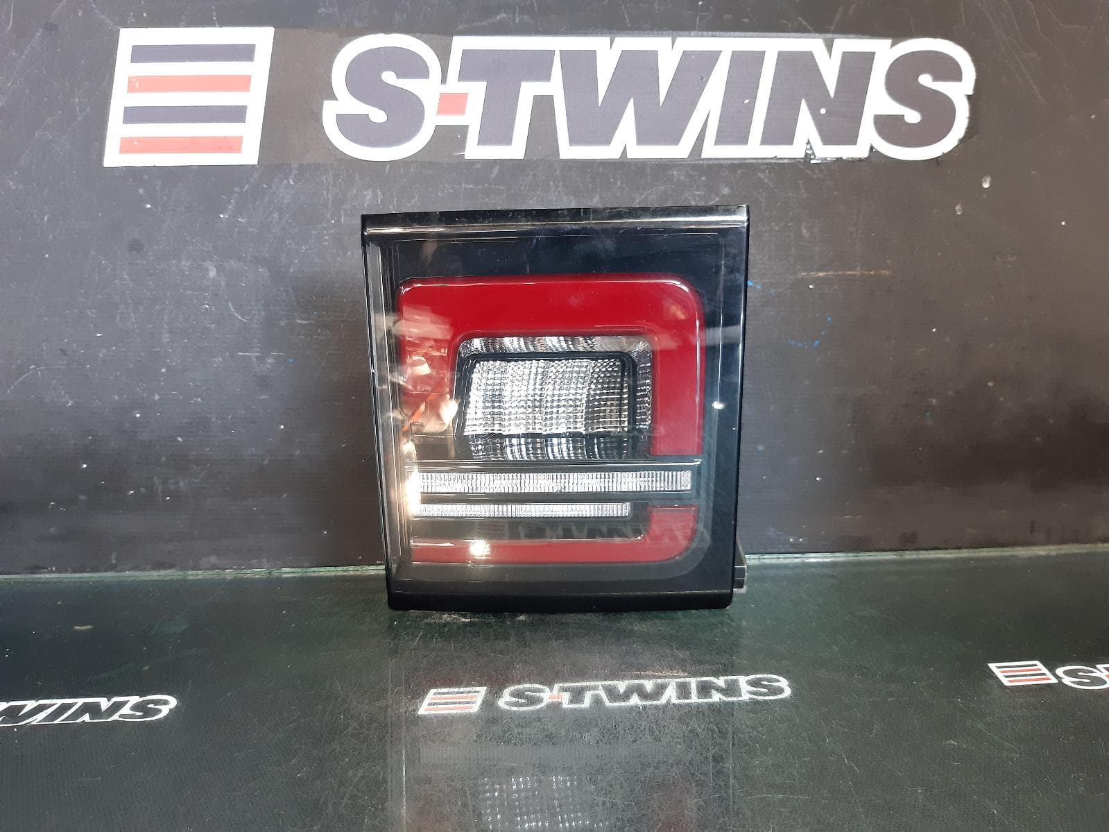 Used auto part listing image: 2021 LAND ROVER DISCOVERY SPORT REAR GARNISH TAILGATE LAMP (RH SIDE), L550, 07/19- 0000345966