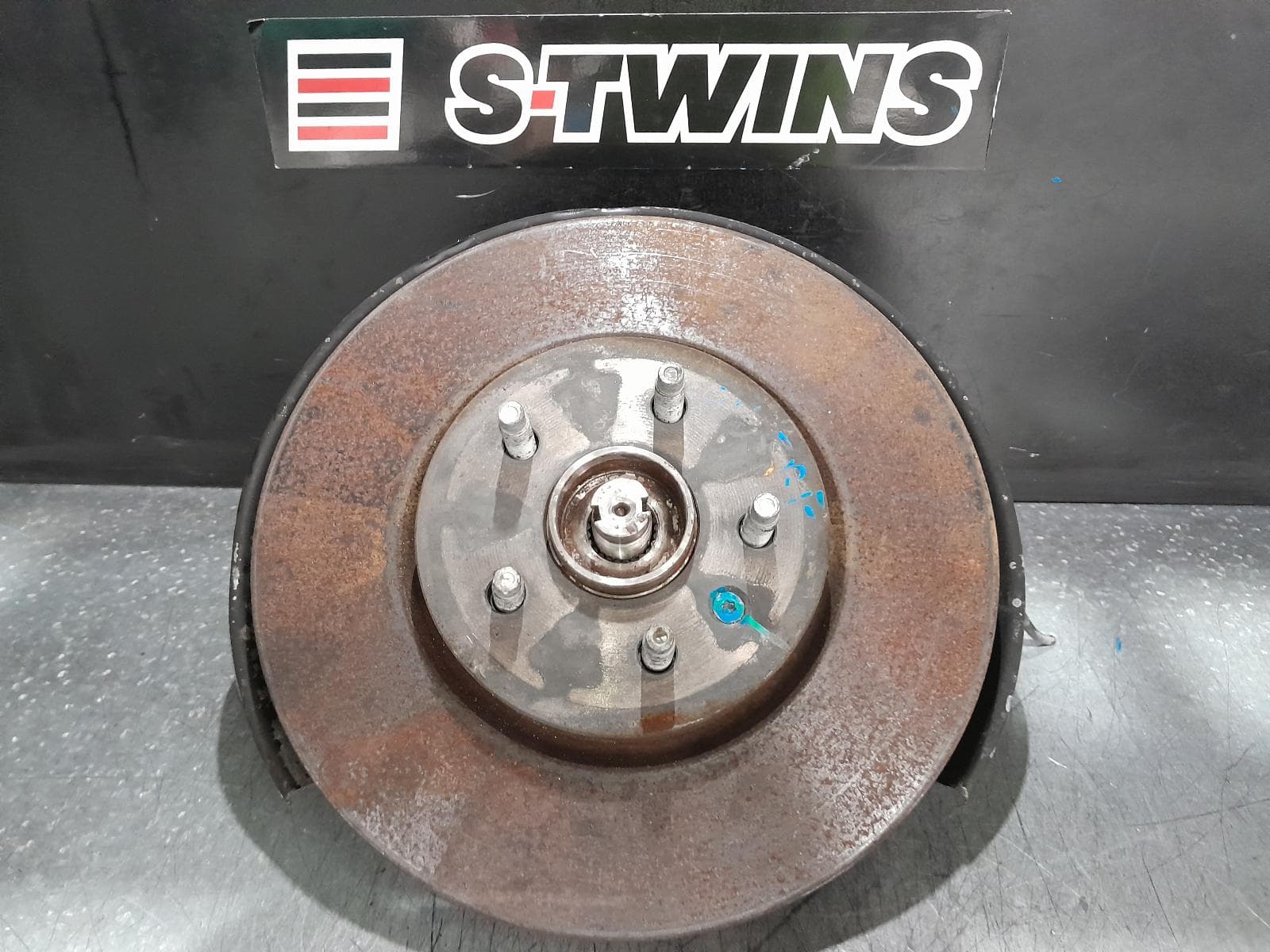Used auto part listing image: 2017 HOLDEN TRAX RIGHT FRONT HUB ASSEMBLY TJ SERIES, 08/13-12/20 0000366800