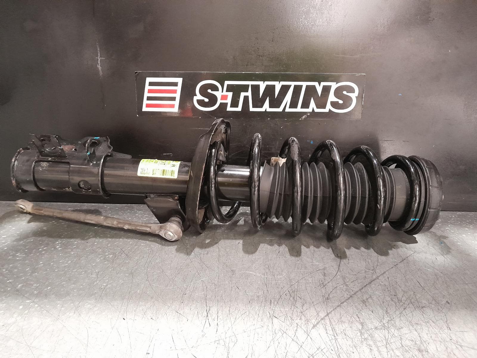 Used auto part listing image: 2017 HOLDEN TRAX RIGHT FRONT STRUT TJ SERIES, 1.4/1.8, 08/13-12/20 0000366801