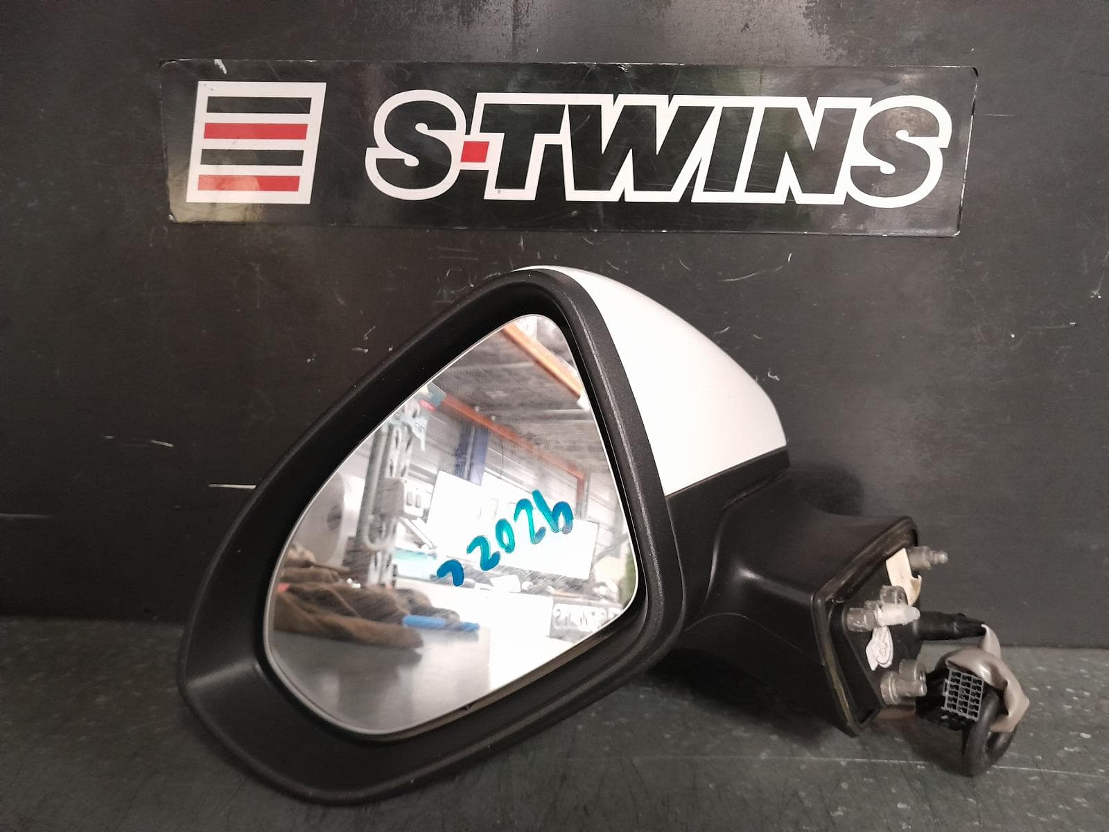 Used auto part listing image: 2017 HOLDEN ASTRA LEFT DOOR MIRROR BL, SEDAN, NON HEATED, NON BLIND SPOT TYPE, 05/17-12/20 0000363424