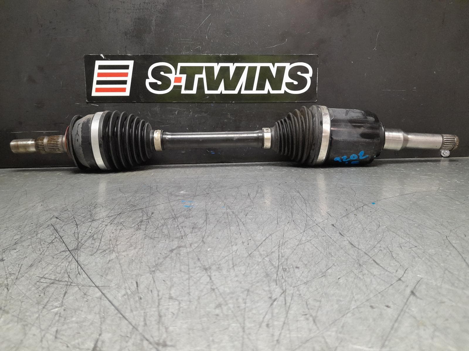 Used auto part listing image: 2017 HOLDEN ASTRA LEFT DRIVESHAFT AUTO T/M, PETROL, 1.4, BL, 05/17-12/20 0000363429
