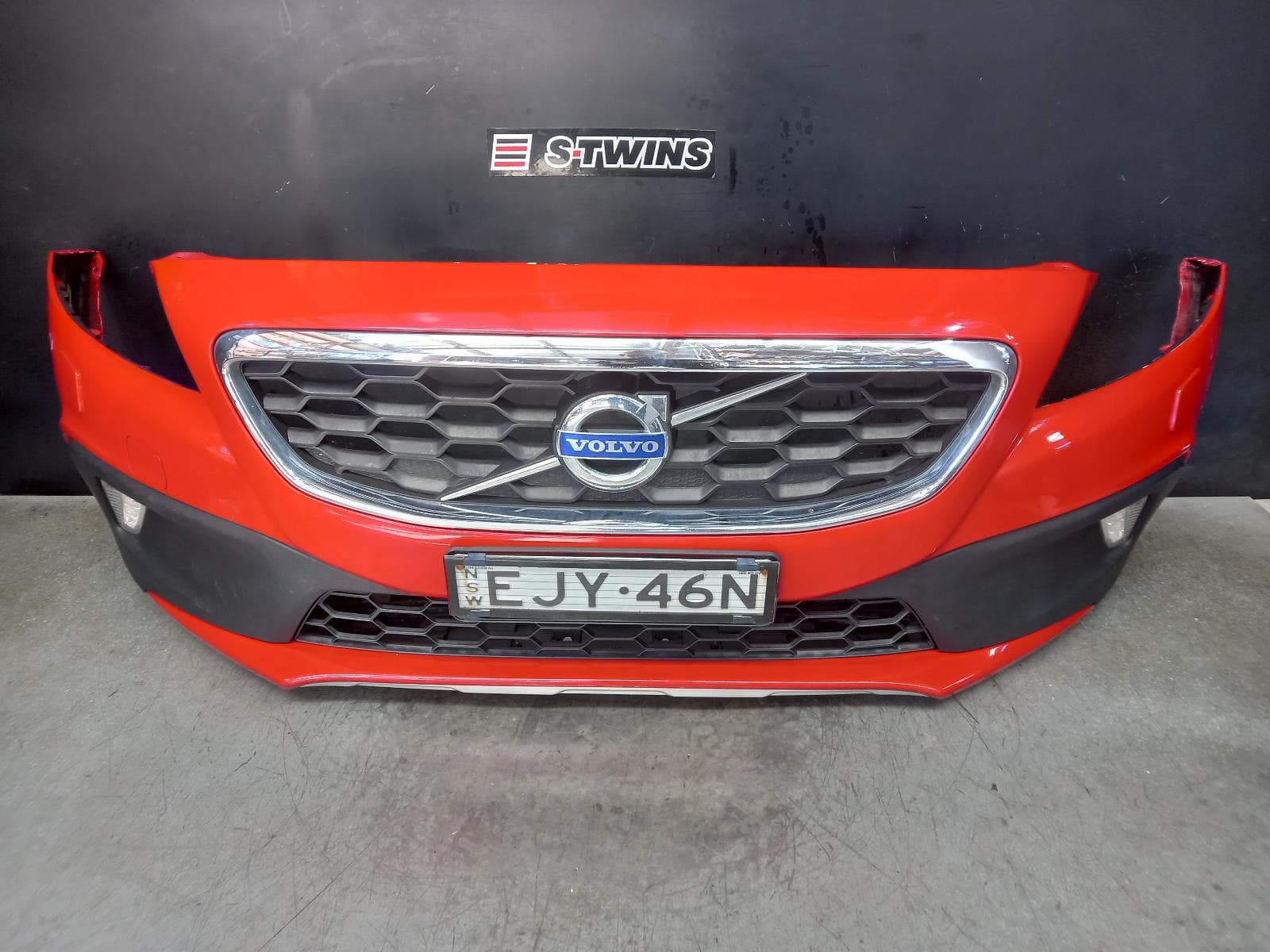 Used auto part listing image: 2014 VOLVO S40 FRONT BUMPER BUMPER BAR, M SERIES, V40 CROSS COUNTRY, NON PARK SENSOR TYPE, VIN 026218-, 08/13- 0000365372