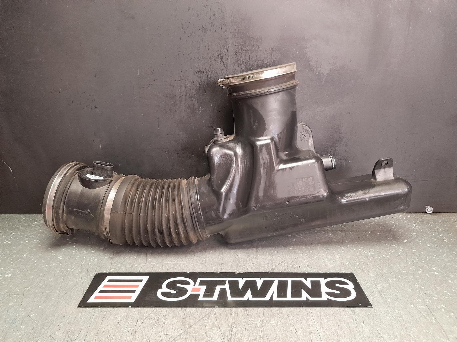 Used auto part listing image: 2017 HOLDEN COMMODORE AIR CLEANER DUCT HOS VF, 6.2, PETROL, LS3, AIR CLEANER TO THROTTLE BODY, 05/13-12/17 0000347497