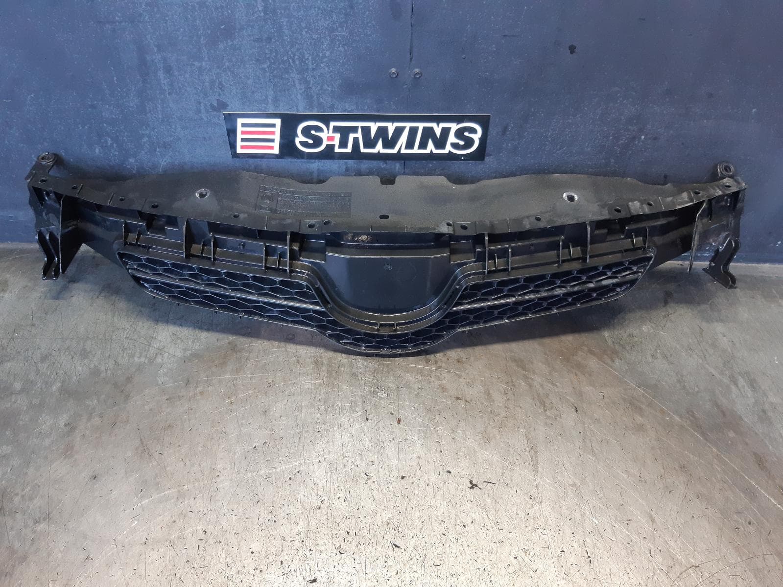 Used auto part listing image: 2008 TOYOTA COROLLA GRILLE RADIATOR GRILLE, ZRE152R, HATCH, 03/07-10/09 0000348360