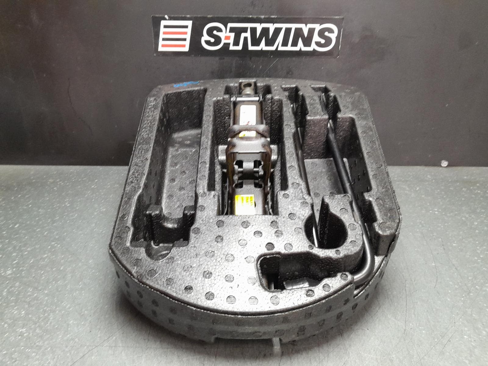 Used auto part listing image: 2011 JEEP GRANDCHEROKEE JACK TOOL KIT WK, 10/10-02/22 0000362501