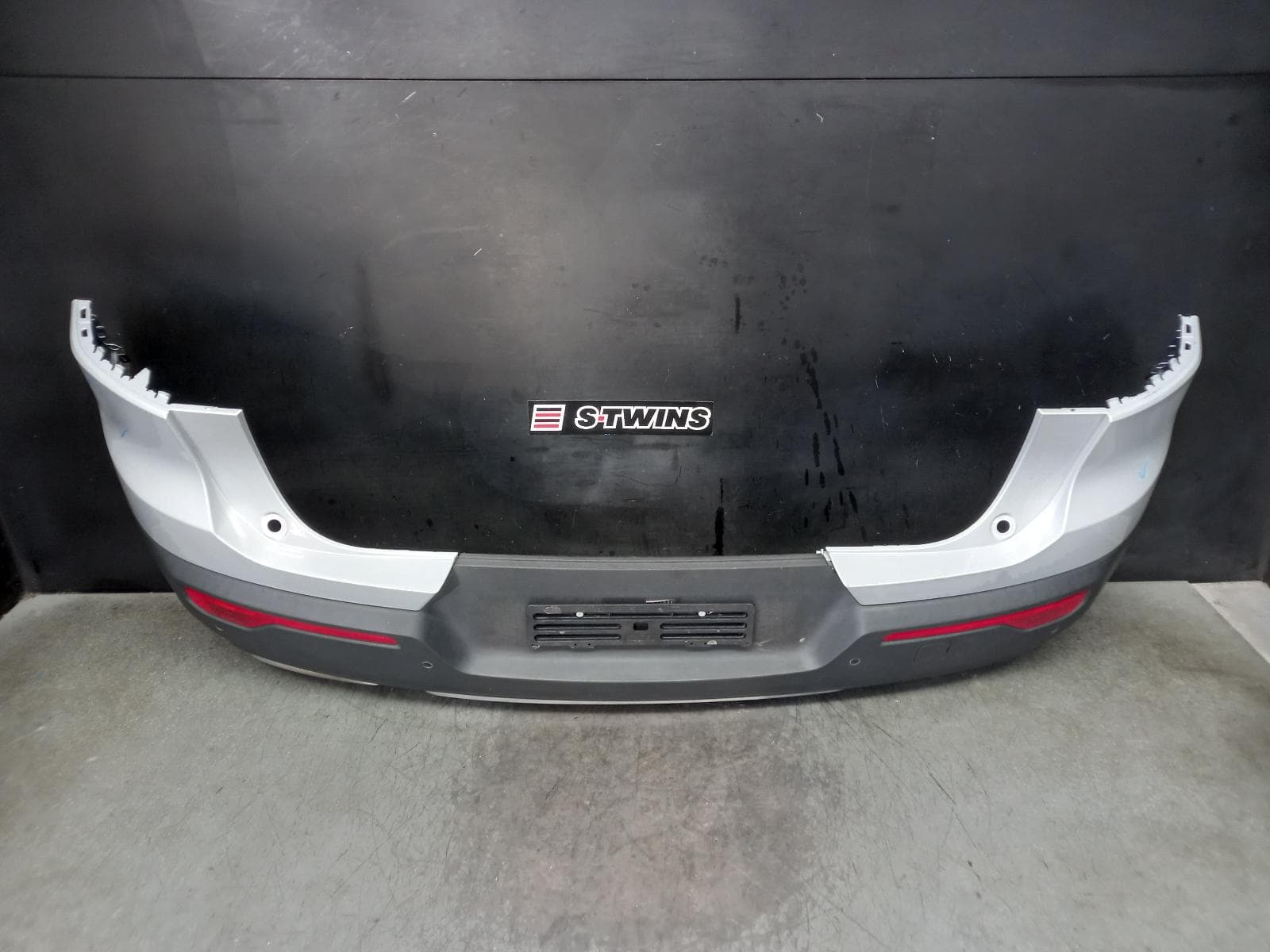 Used auto part listing image: 2018 VOLVO XC40 REAR BUMPER BUMPER BAR (3 PIECE), W/ DUAL EXHAUST TYPE, 02/18-05/22 0000365138