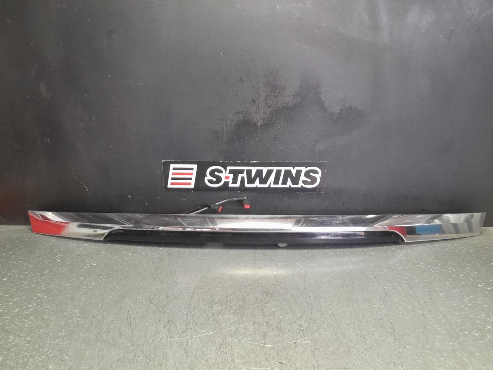 Used auto part listing image: 2014 JAGUAR XF REAR GARNISH BOOTLID GARNISH (CENTRE), X250, 06/08-05/15 0000348861