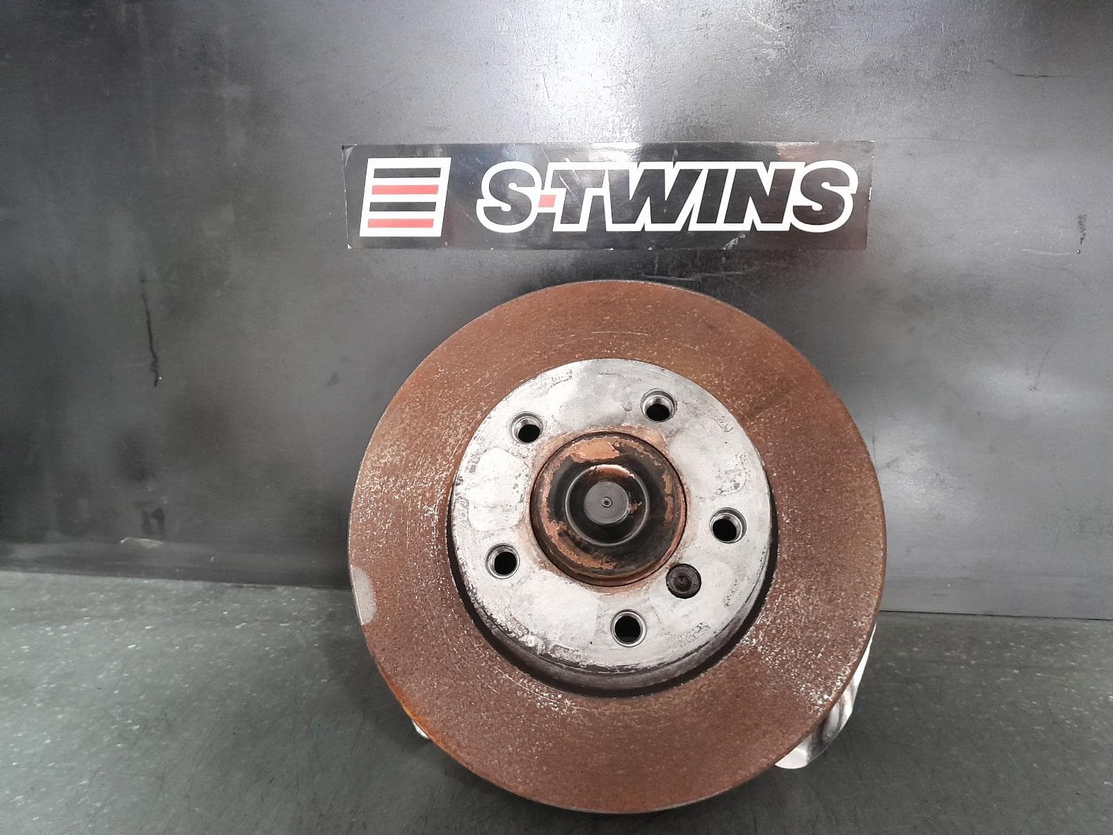Used auto part listing image: 2016 BMW 3 SERIES RIGHT FRONT HUB ASSEMBLY F34, GRAN TURISMO, M SPORT TYPE, W/ ADAPTIVE SUSPENSION, 340X30MM, 06/13-12/19 0000365778