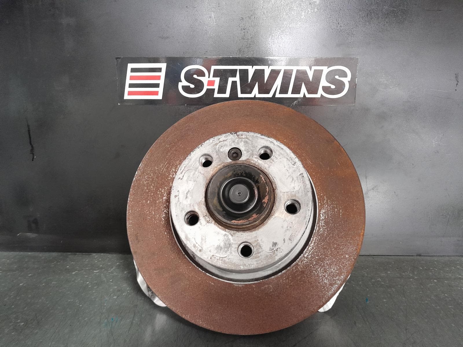 Used auto part listing image: 2016 BMW 3 SERIES LEFT FRONT HUB ASSEMBLY F34, GRAN TURISMO, M SPORT TYPE, W/ ADAPTIVE SUSPENSION, 340X30MM, 06/13-12/19 0000365805
