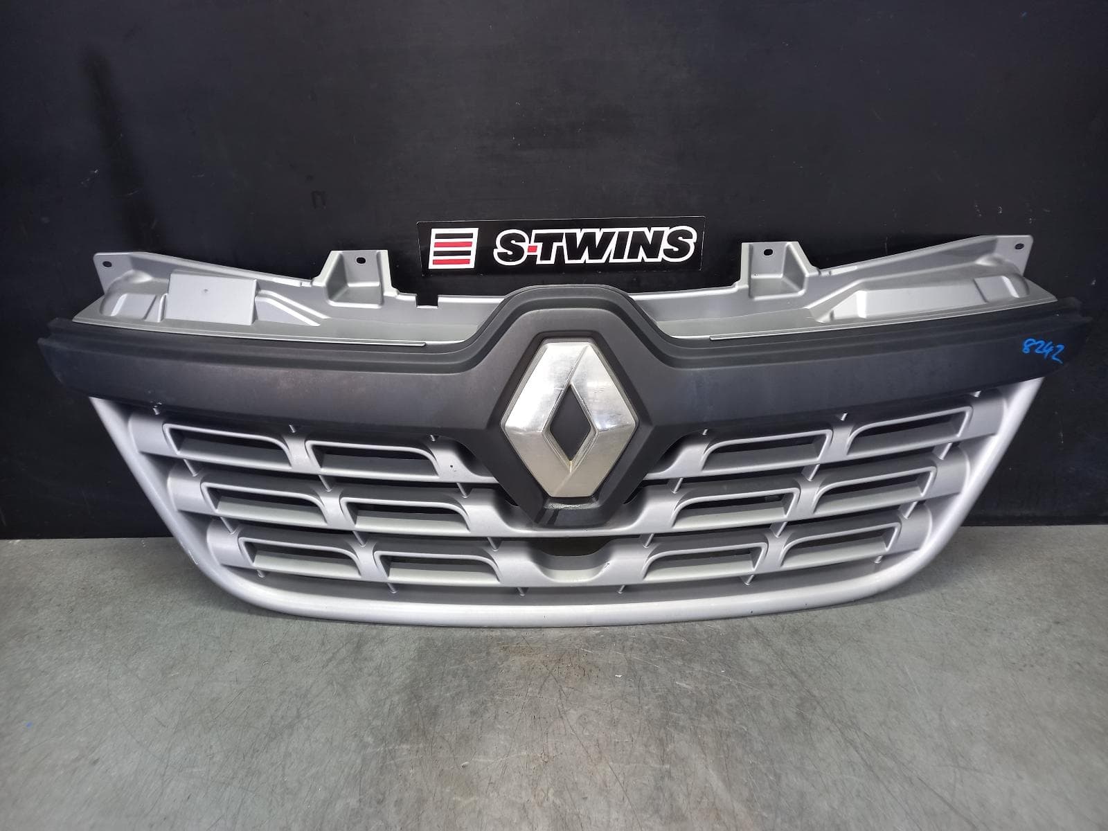 Used auto part listing image: 2017 RENAULT MASTER GRILLE RADIATOR GRILLE, X62, 06/14-01/20 0000354263