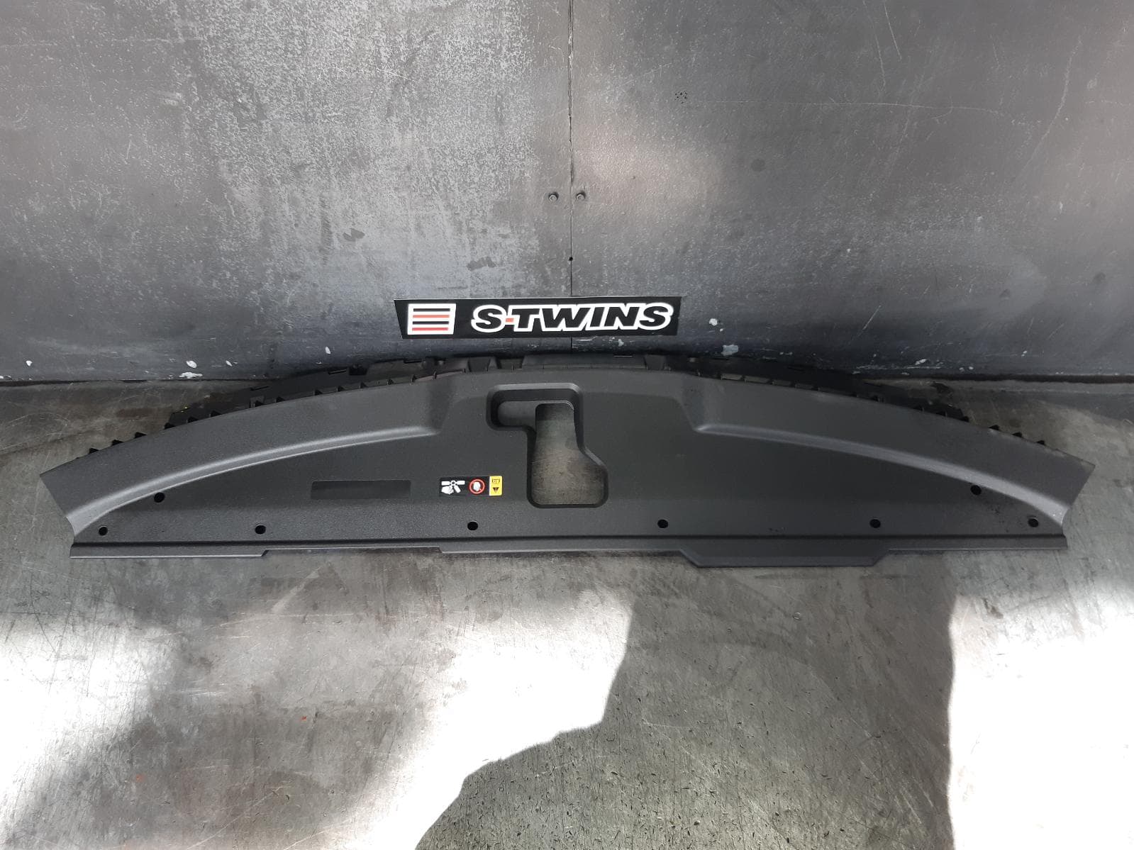 Used auto part listing image: 2024 KIA SPORTAGE GRILLE BONNET CATCH COVER, NQ5, 09/21- 0000350159