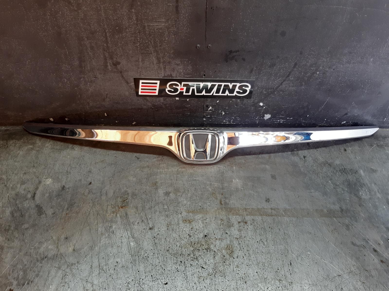 Used auto part listing image: 2018 HONDA CRV REAR GARNISH TAILGATE GARNISH (UPPER), RW, 05/17-08/23 0000351102