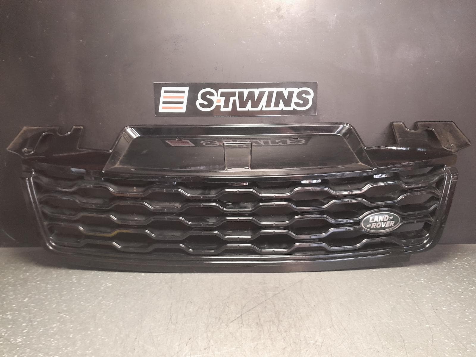 Used auto part listing image: 2018 LAND ROVER DISCOVERY GRILLE RADIATOR GRILLE, L462, GLOSS BLACK, 12/16-12/20 0000351808