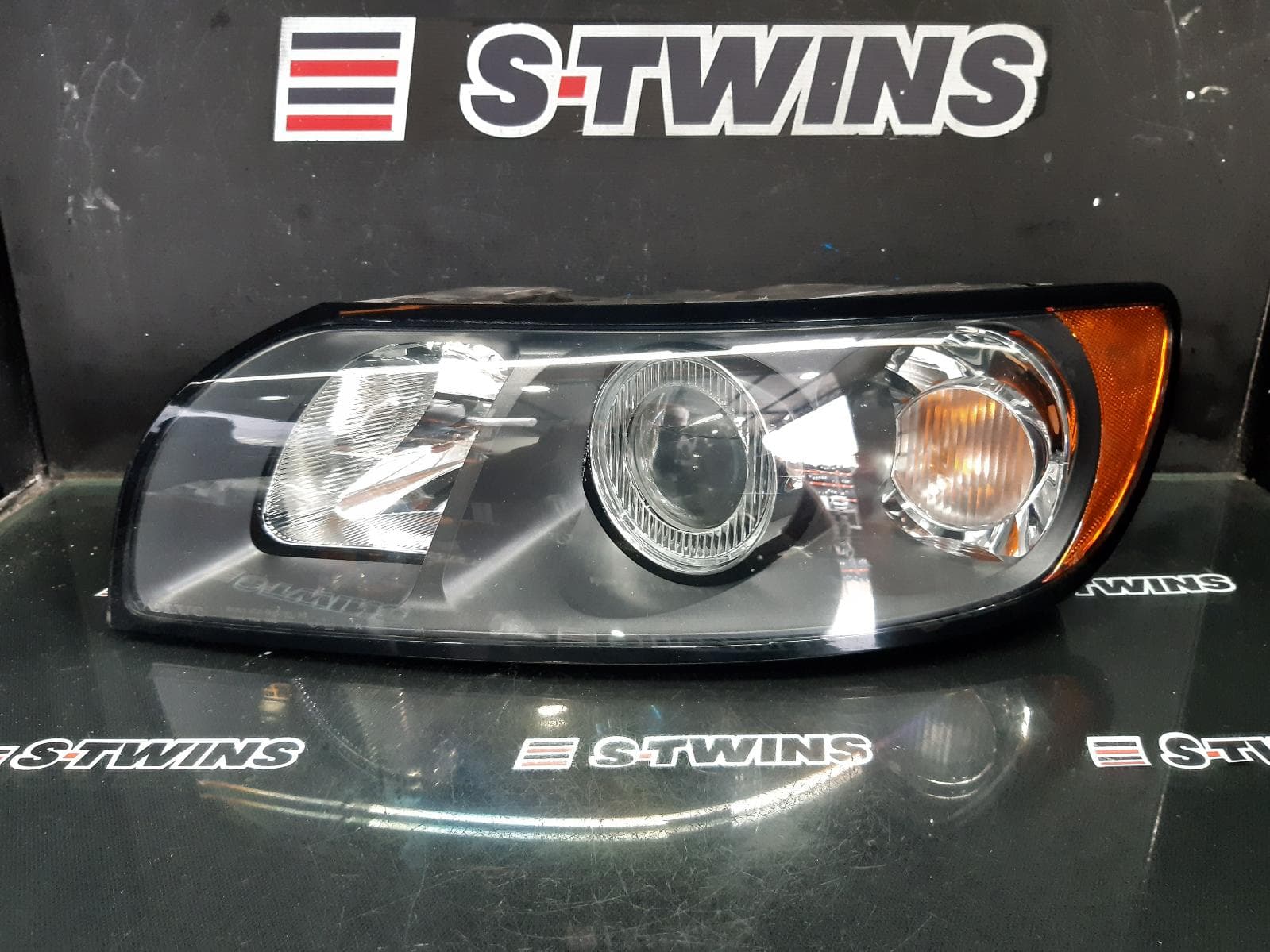 Used auto part listing image: 2007 VOLVO S40 LEFT HEADLAMP HALOGEN, W/ BEAM ADJUSTMENT, AL P/N 0301198601, 03/04-09/07 0000353885