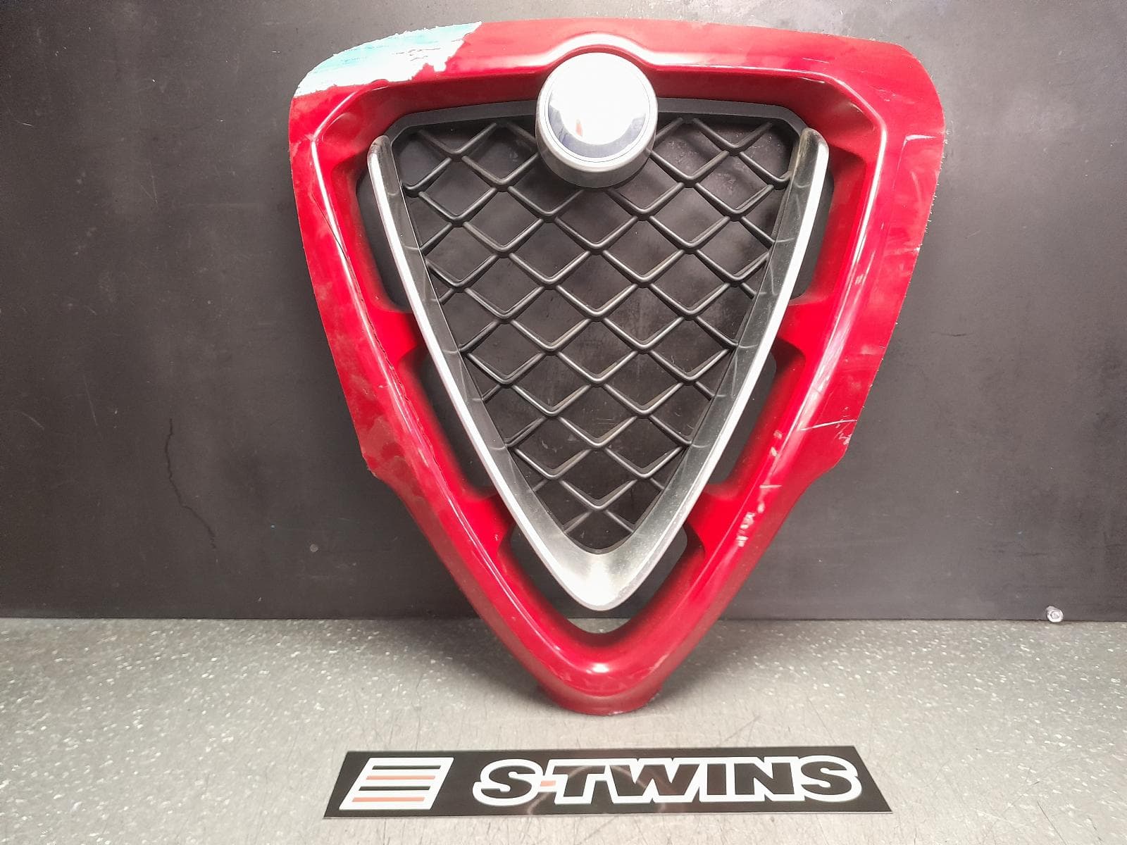 Used auto part listing image: 2020 ALFA ROMEO STELVIO GRILLE 949, RADIATOR GRILLE, W/ CHROME INSERT, QUADRIFOGLIO TYPE, 01/18-12/22 0000353709