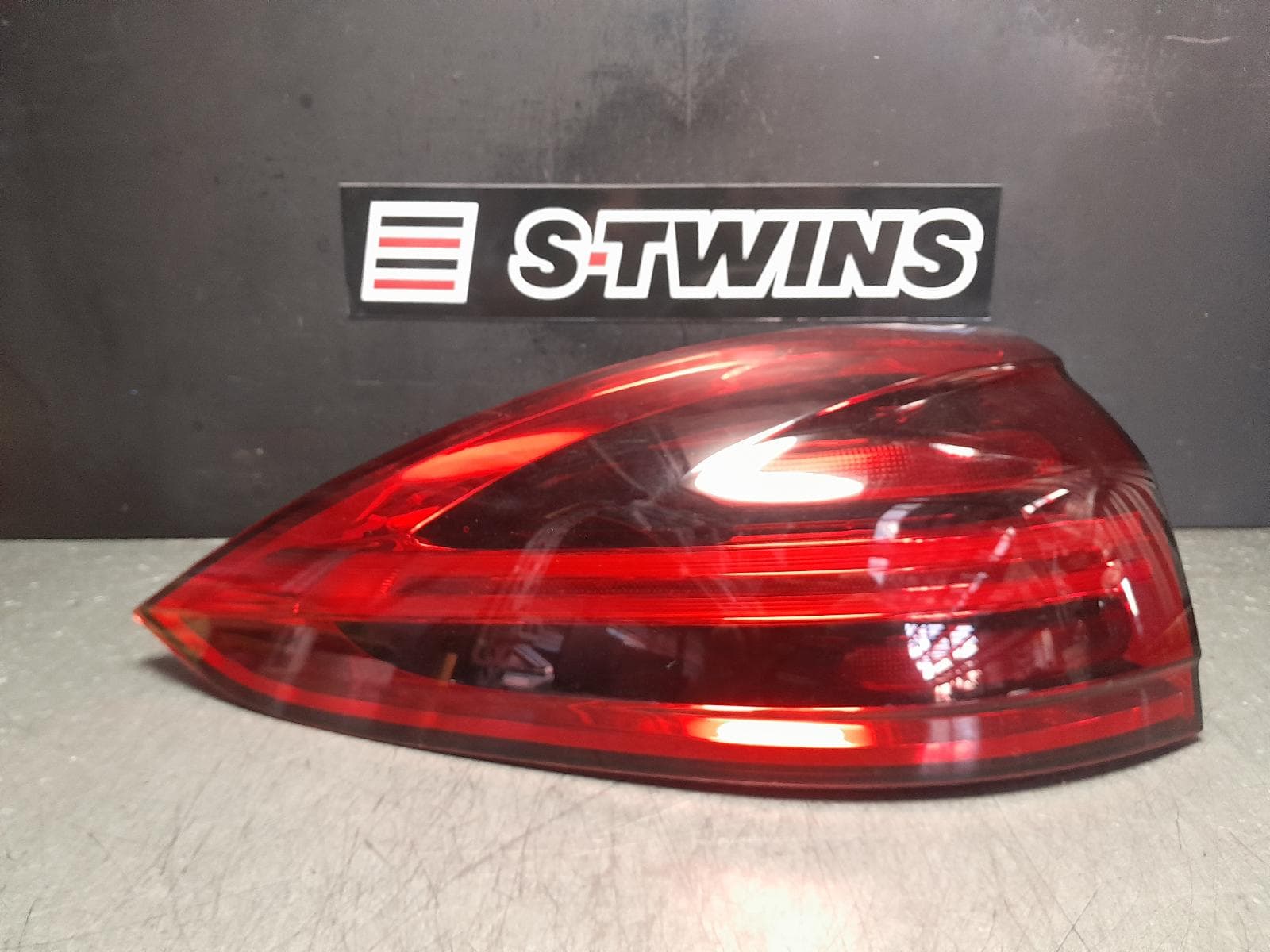 Used auto part listing image: 2016 PORSCHE CAYENNE LEFT TAILLIGHT 92A, IN BODY, NON TINTED TYPE, 11/14-04/18 0000354097