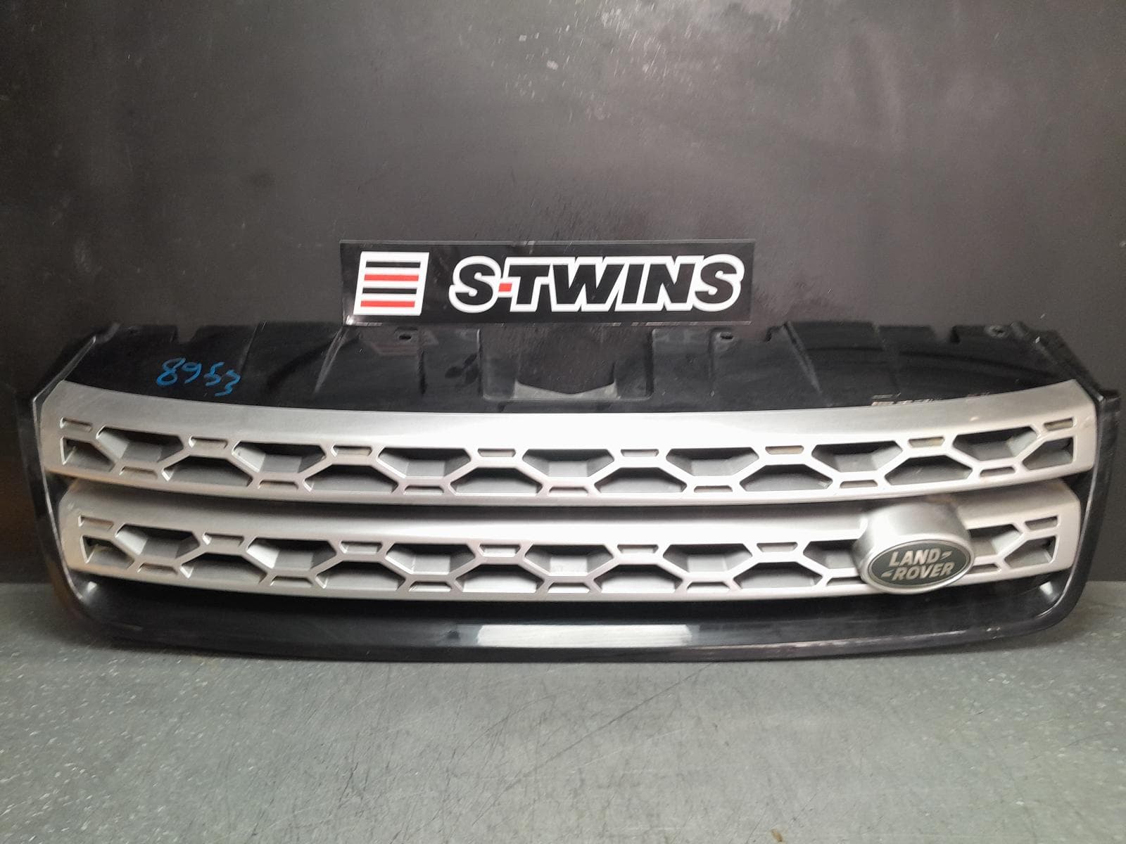 Used auto part listing image: 2017 LAND ROVER DISCOVERY SPORT GRILLE RADIATOR GRILLE, NON R-DESING, L550, SILVER, 01/15-06/19 0000354287
