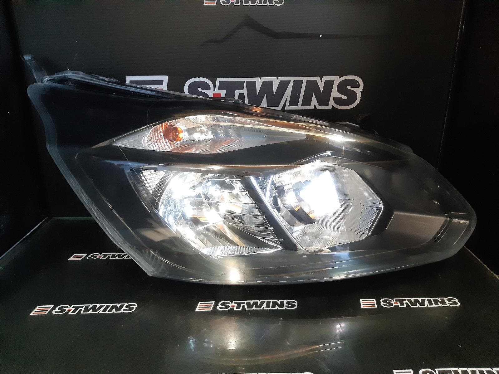 Used auto part listing image: 2017 FORD TRANSIT CUSTOM RIGHT HEADLAMP VN, HALOGEN TYPE, 09/13-12/17 0000285083