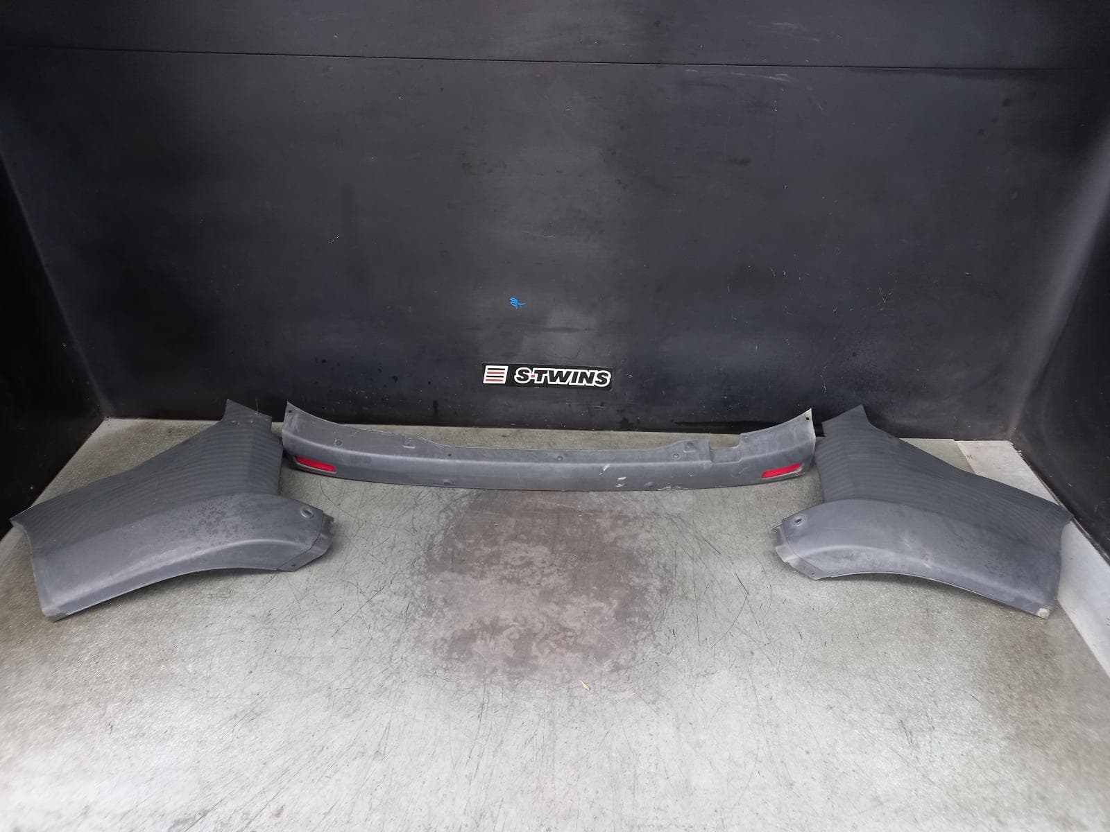 Used auto part listing image: 2016 FORD TRANSIT CUSTOM REAR BUMPER BUMPER BAR (3 PIECE), W/ PARK SENSOR TYPE, VN, 09/13-12/17 0000362327