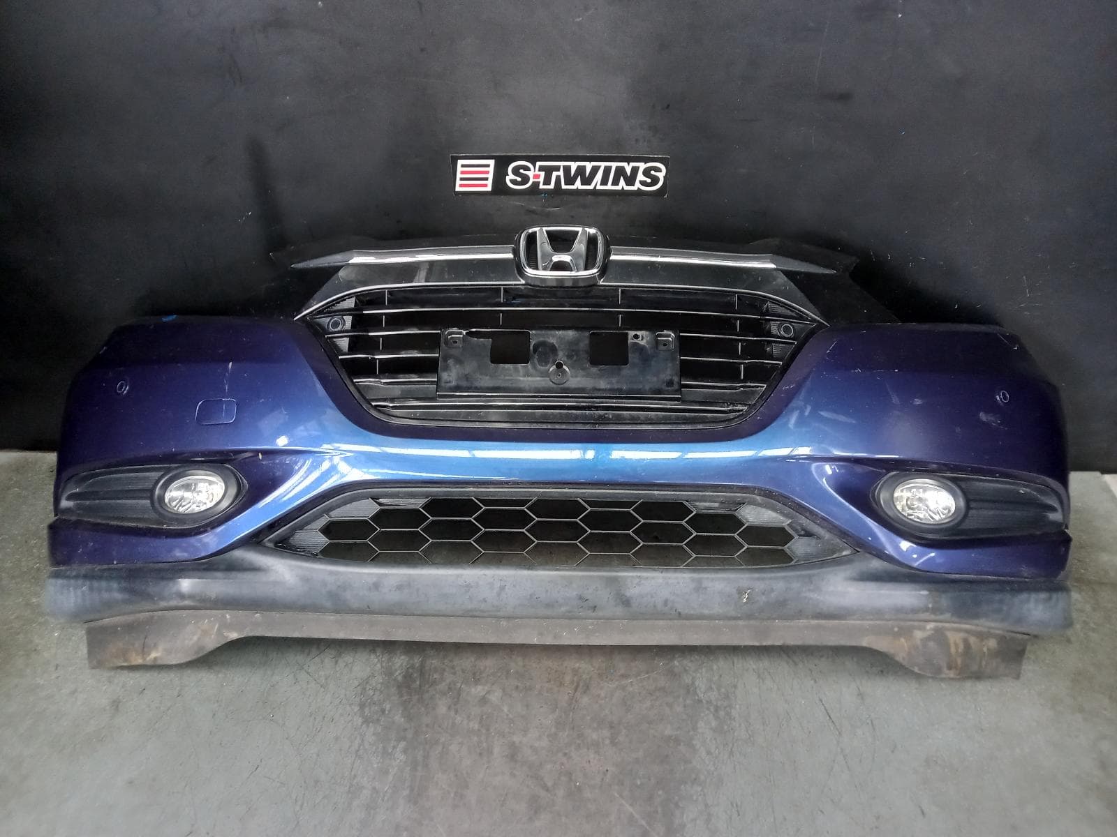 Used auto part listing image: 2015 HONDA HRV FRONT BUMPER RU5, VTi-L, W/ PARK SENSORS TYPE, 12/14-06/18 0000363016