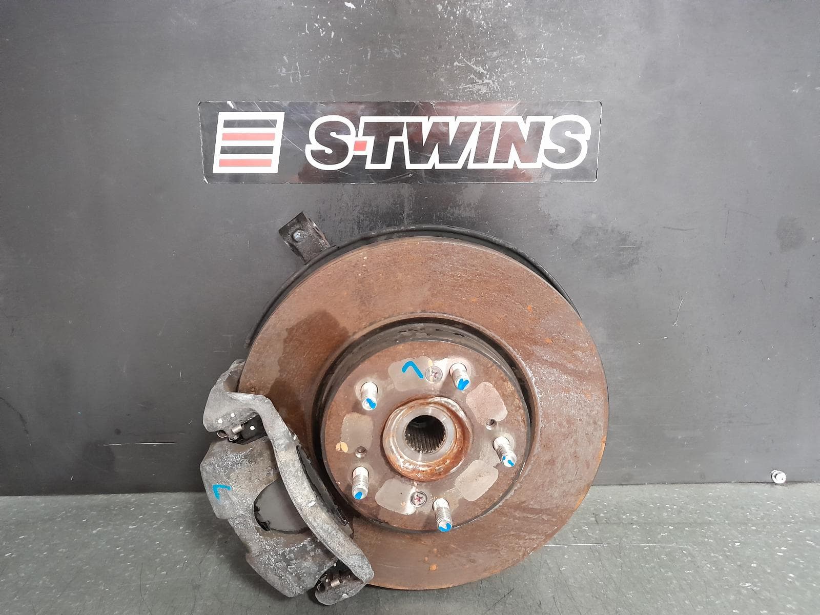 Used auto part listing image: 2015 HONDA HRV LEFT FRONT HUB ASSEMBLY RU5, 12/14-10/21 0000363177