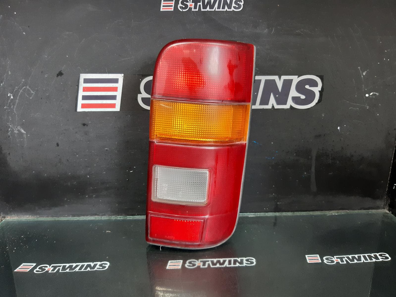 Used auto part listing image: 2001 TOYOTA HIACE RIGHT TAILLIGHT LH/RZH10#, 11/89-12/04 0000355738