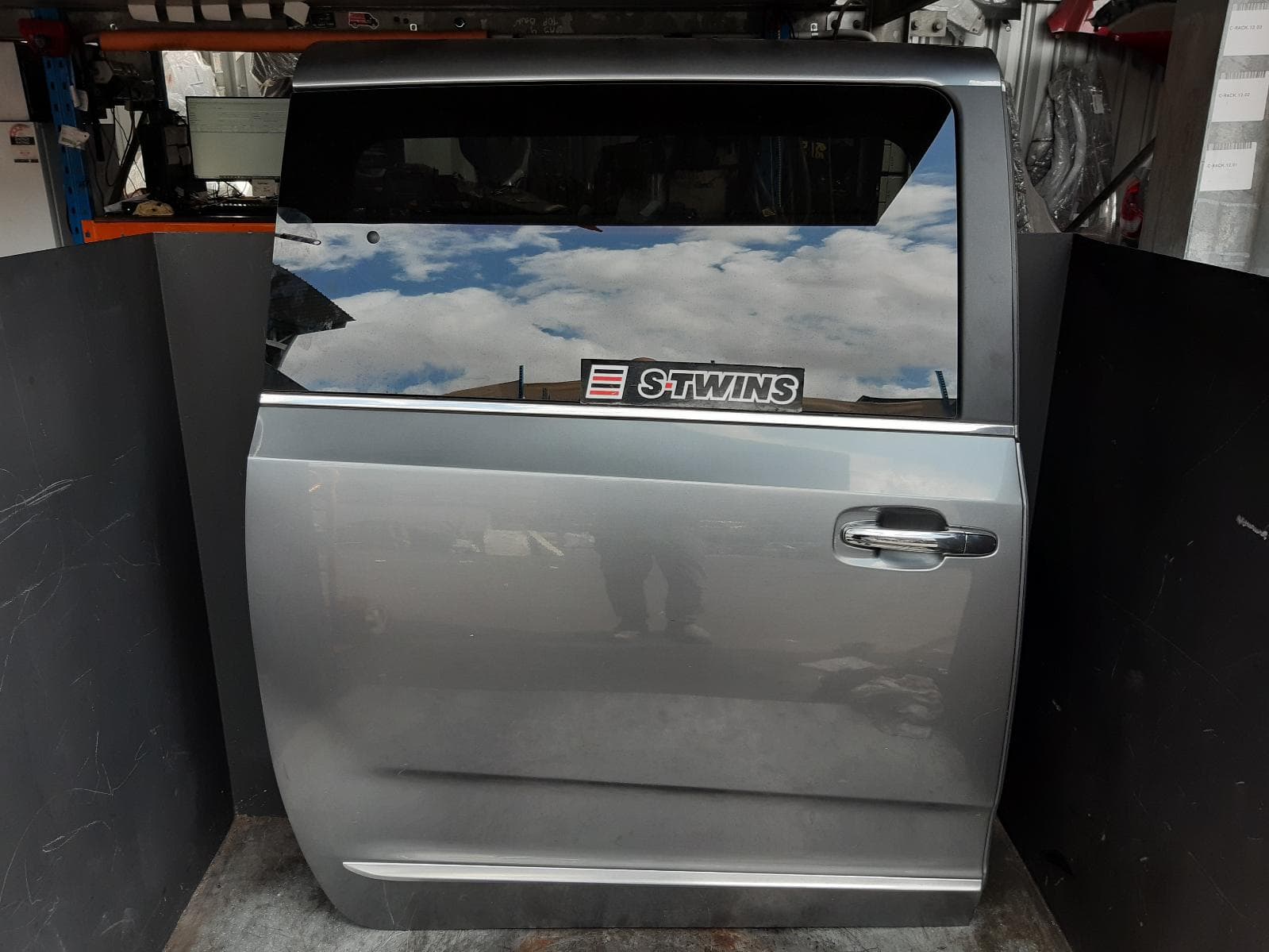 Used auto part listing image: 2019 LDV G10 VAN RIGHT REAR DOOR SLIDING SV7C, VAN, FIXED GLASS, W/ CHROME MOULDING TYPE, 04/15- 0000355187