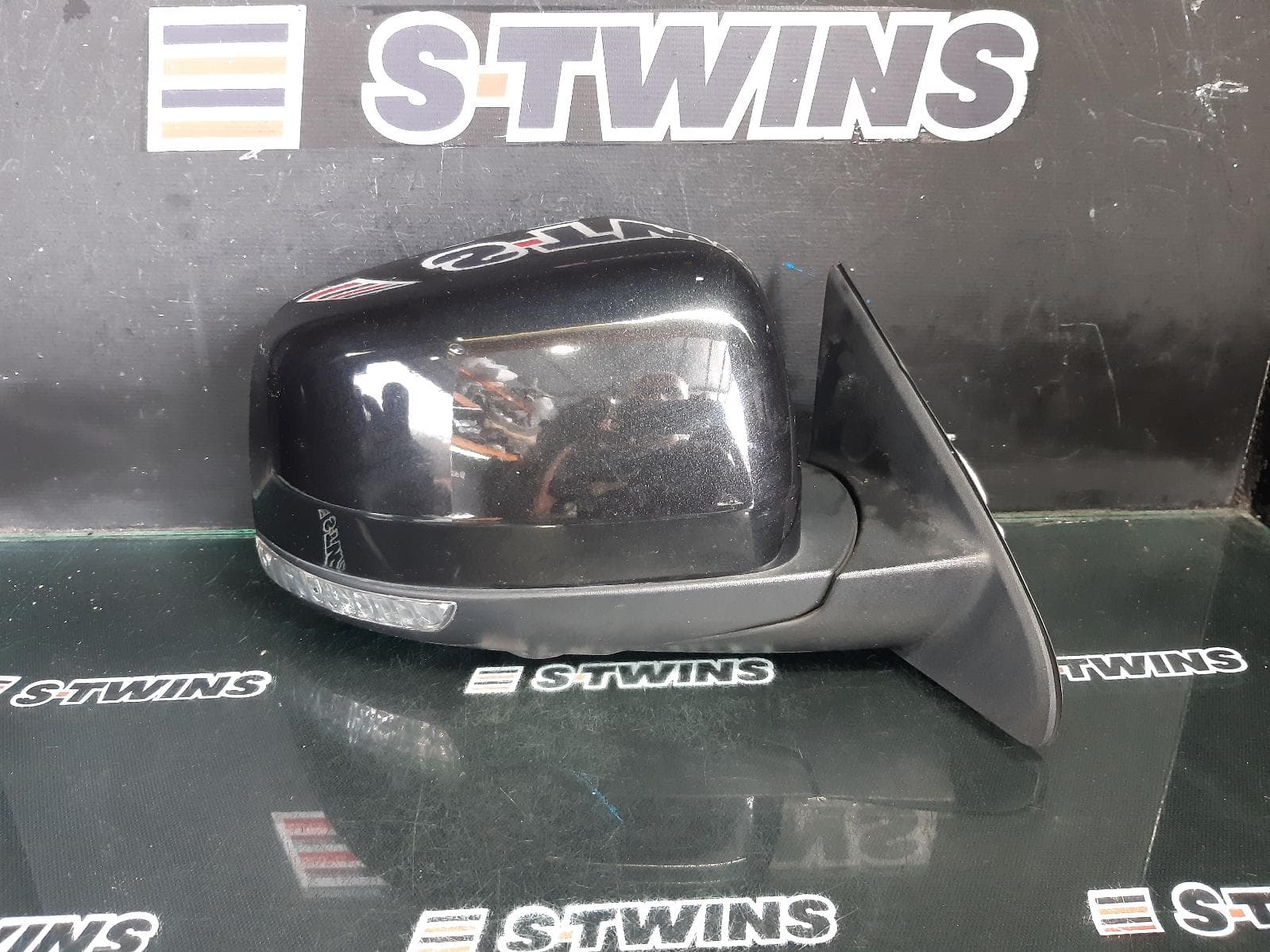Used auto part listing image: 2014 JEEP GRANDCHEROKEE RIGHT DOOR MIRROR W/ MEMORY, AUTO DIM, NON BLIND SPOT, PUDDLE, COLOUR CODED, WK, 04/13-12/16 0000364607