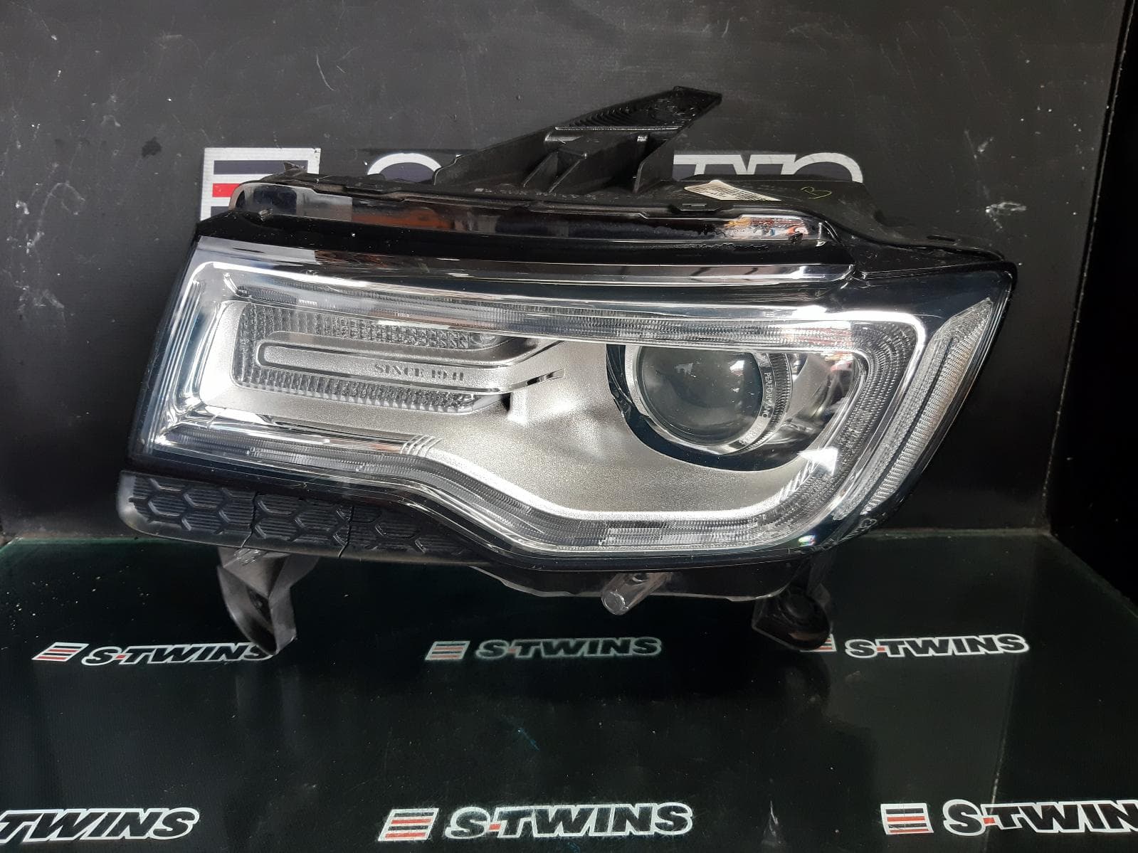 Used auto part listing image: 2014 JEEP GRANDCHEROKEE LEFT HEADLAMP WK, LAREDO/LIMITED/OVERLAND/SUMMIT, XENON, NON AFS TYPE (LM2), 04/13-09/16 0000364612
