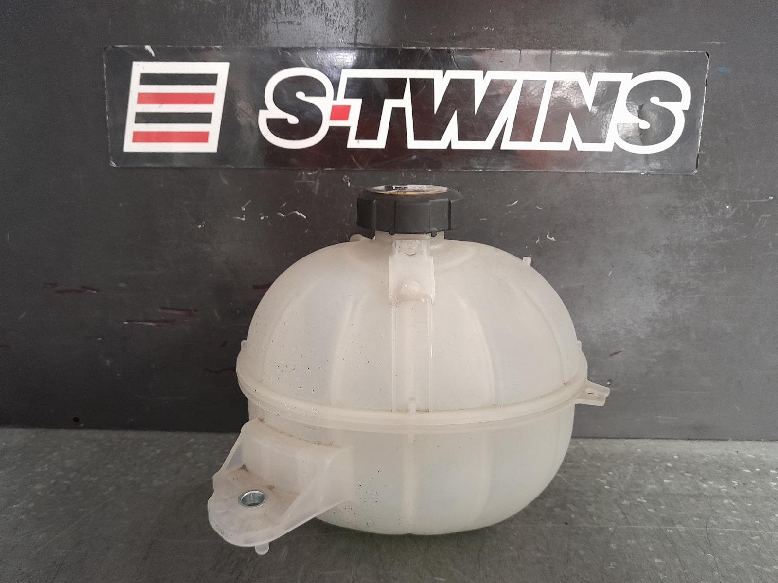 Used auto part listing image: 2017 HYUNDAI TUCSON OVERFLOW BOTTLE TL, 1.6/2.0, PETROL, 06/15-01/21 0000364107