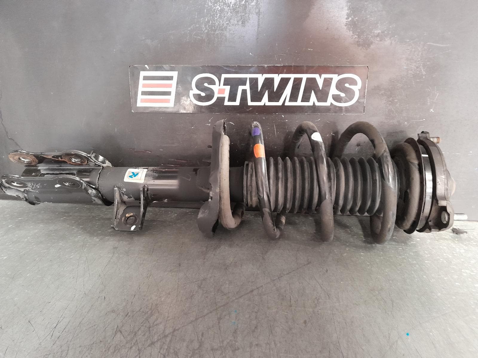 Used auto part listing image: 2017 HYUNDAI TUCSON RIGHT FRONT STRUT TL, CZECH BUILT (VIN TMAJ), AWD, 06/15-08/18 0000364140