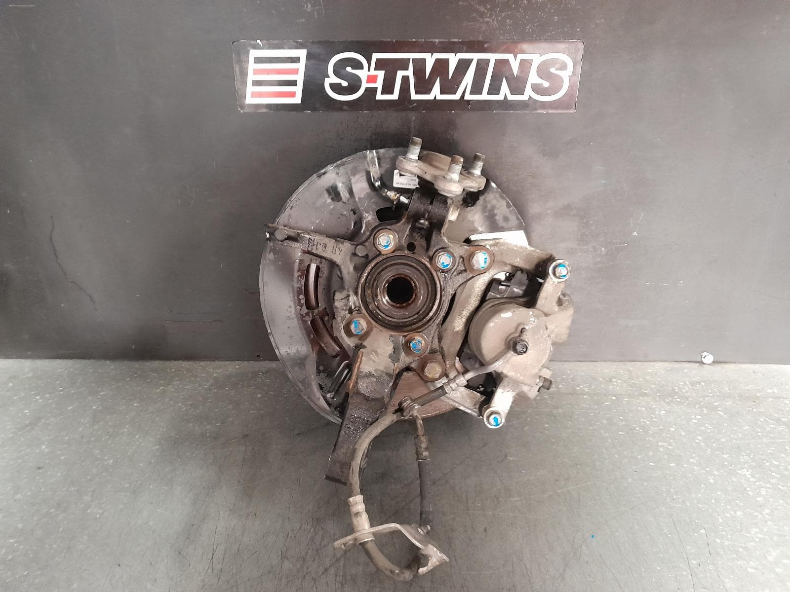Used auto part listing image: 2017 HYUNDAI TUCSON RIGHT REAR HUB ASSEMBLY TL, FWD, W/ ABS SENSOR, 06/15-01/21 0000364141
