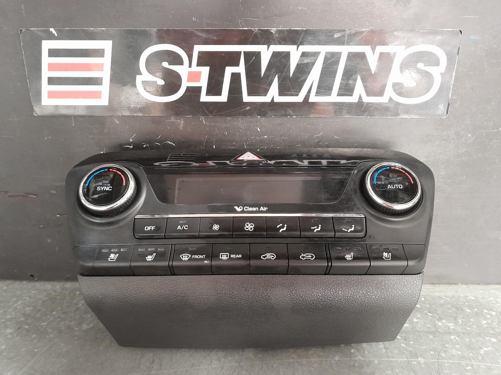 Used auto part listing image: 2017 HYUNDAI TUCSON HEATER AC CONTROLS TL, DUAL ZONE CLIMATE CONTROL TYPE, NON SEAT WARMER TYPE, 06/15-06/18 0000364144