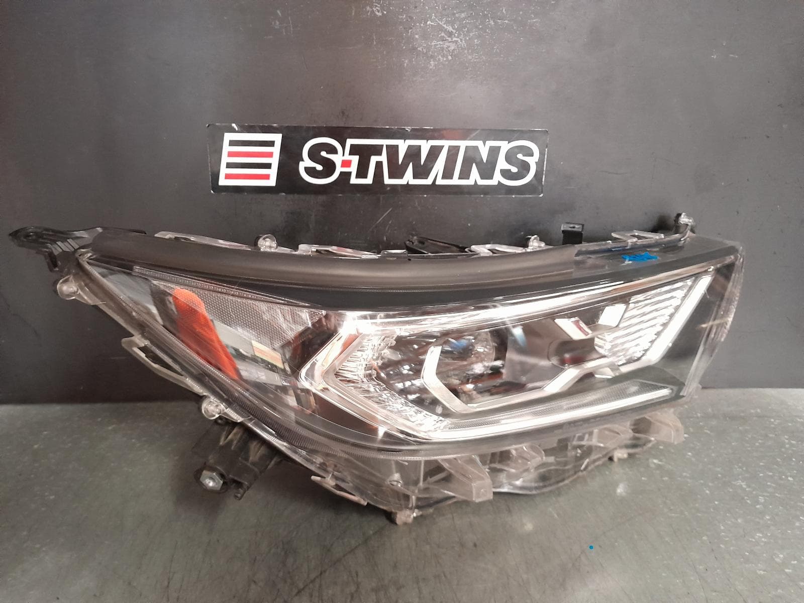 Used auto part listing image: 2020 TOYOTA RAV4 RIGHT HEADLAMP W/ LED, PROJECTOR TYPE, XA50, HEV, 11/18-05/21 0000363120