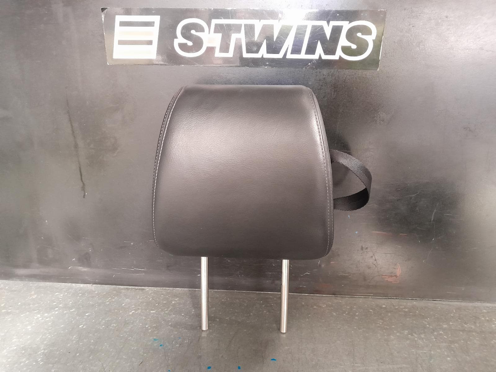 Used auto part listing image: 2011 MAZDA CX9 HEADREST RH REAR 2ND ROW, LEATHER, TB, 12/07-12/15 0000367757