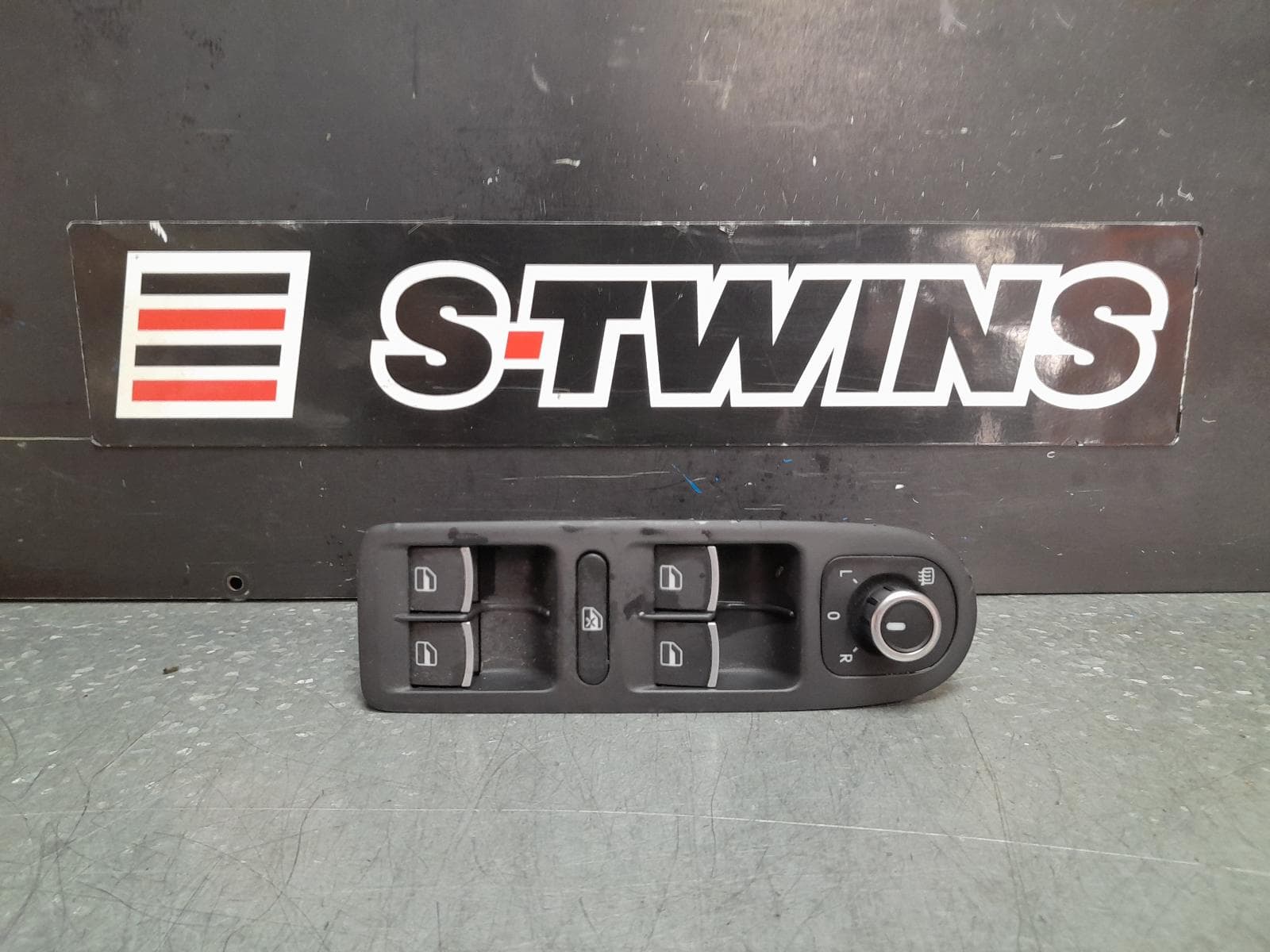 Used auto part listing image: 2012 VOLKSWAGEN GOLF PWR DR WIND SWITCH RH FRONT (MASTER SWITCH), 5DR HATCH, W/ CHROME ON SWITCHES TYPE, GEN 6, 10/08-03/13 0000362679