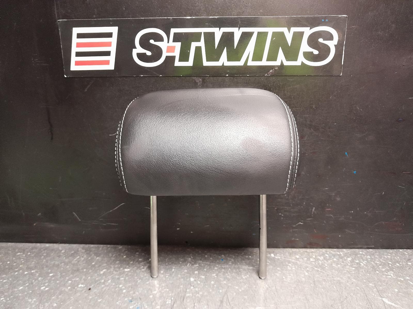 Used auto part listing image: 2018 ISUZU DMAX HEADREST CENTRE REAR, RC, LEATHER, BLACK, 05/12-06/20 0000368439