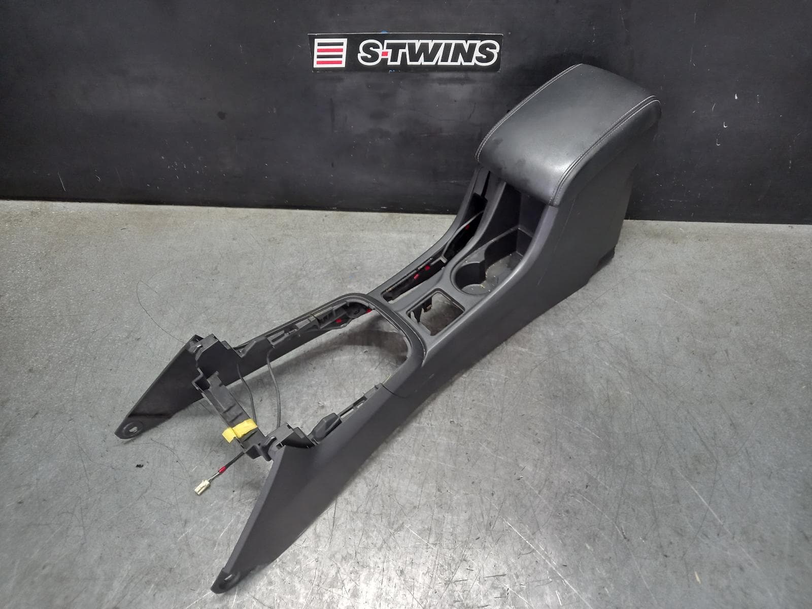 Used auto part listing image: 2018 ISUZU DMAX CONSOLE AUTO T/M, 4WD, W/ LEATHER LID, BLACK, RC, 05/12-06/20 0000368450