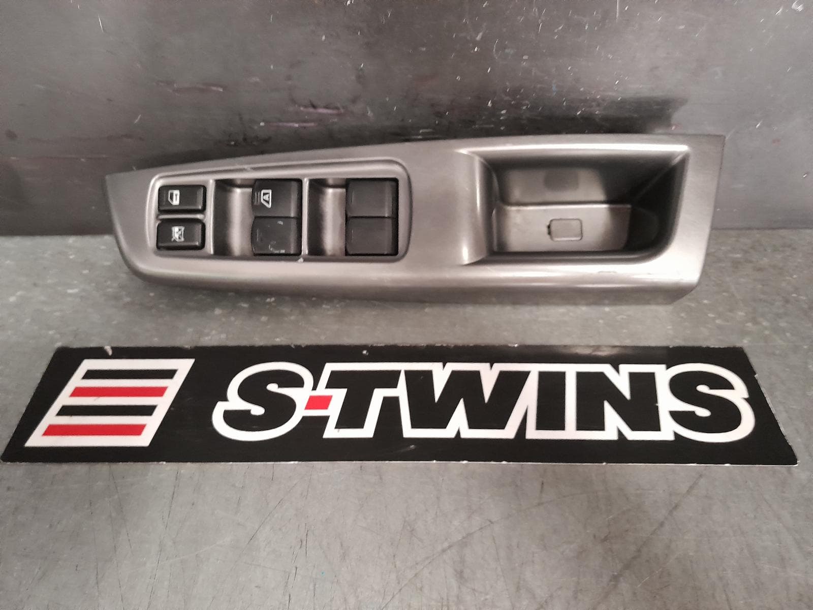 Used auto part listing image: 2011 SUBARU IMPREZA PWR DR WIND SWITCH LH FRONT/LH REAR/RH REAR, G4, 12/11-03/15 0000365094