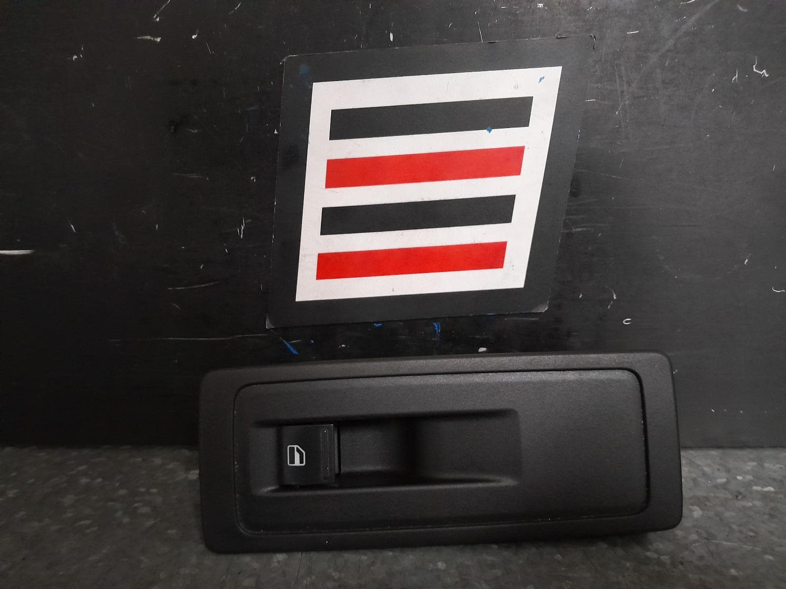 Used auto part listing image: 2016 VOLKSWAGEN TRANSPORTER PWR DR WIND SWITCH LH FRONT, NON CHROME INSERT TYPE, T6, 07/15-07/20 0000363495