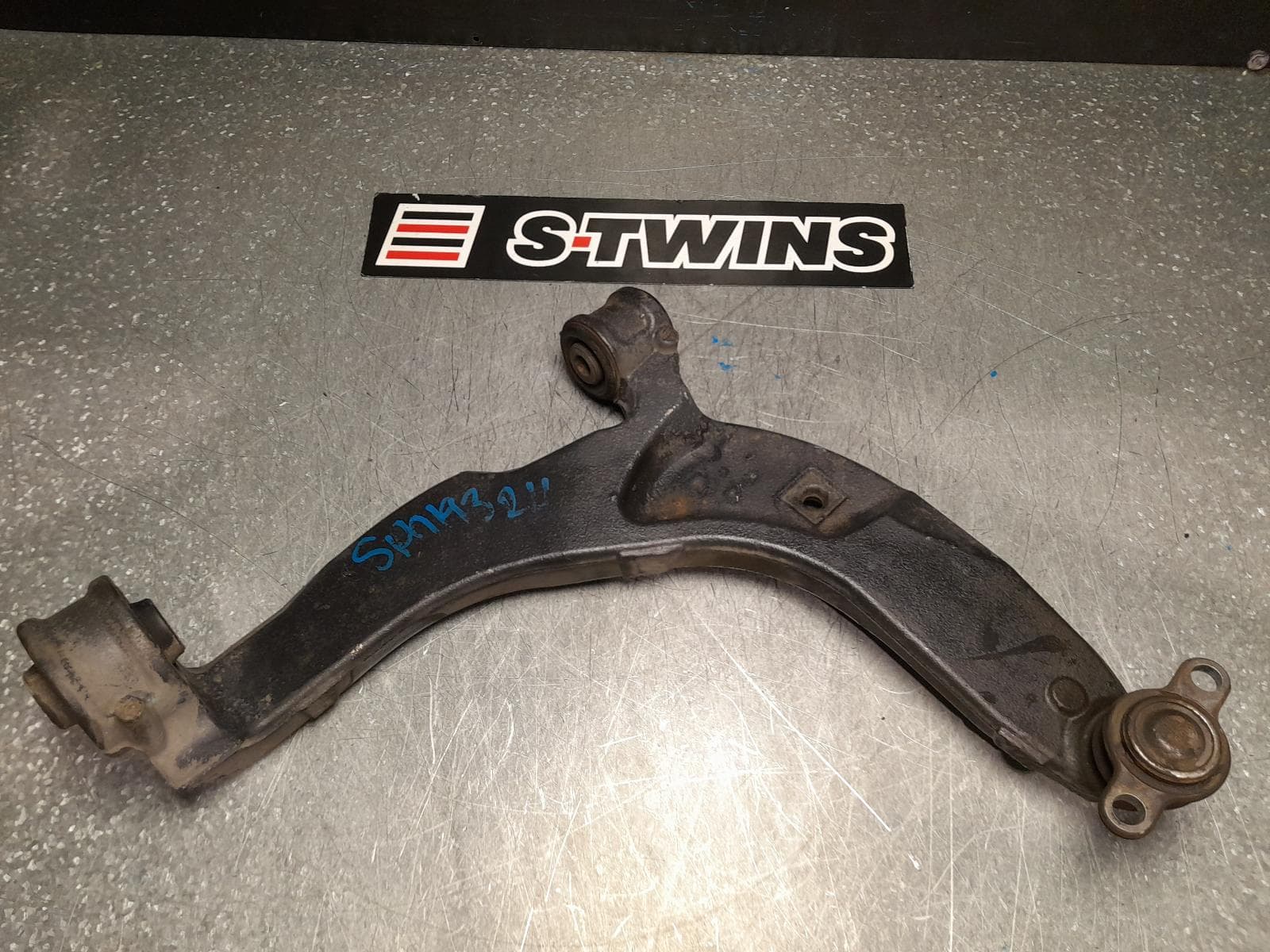 Used auto part listing image: 2016 VOLKSWAGEN TRANSPORTER RIGHT FRONT LOWER CONTROL ARM T6, 07/15-08/24 0000363513