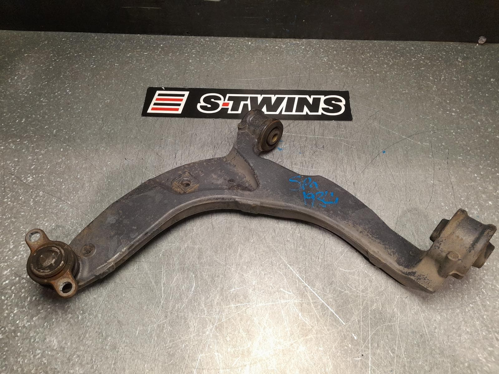 Used auto part listing image: 2016 VOLKSWAGEN TRANSPORTER LEFT FRONT LOWER CONTROL ARM T6, 07/15-08/24 0000363515