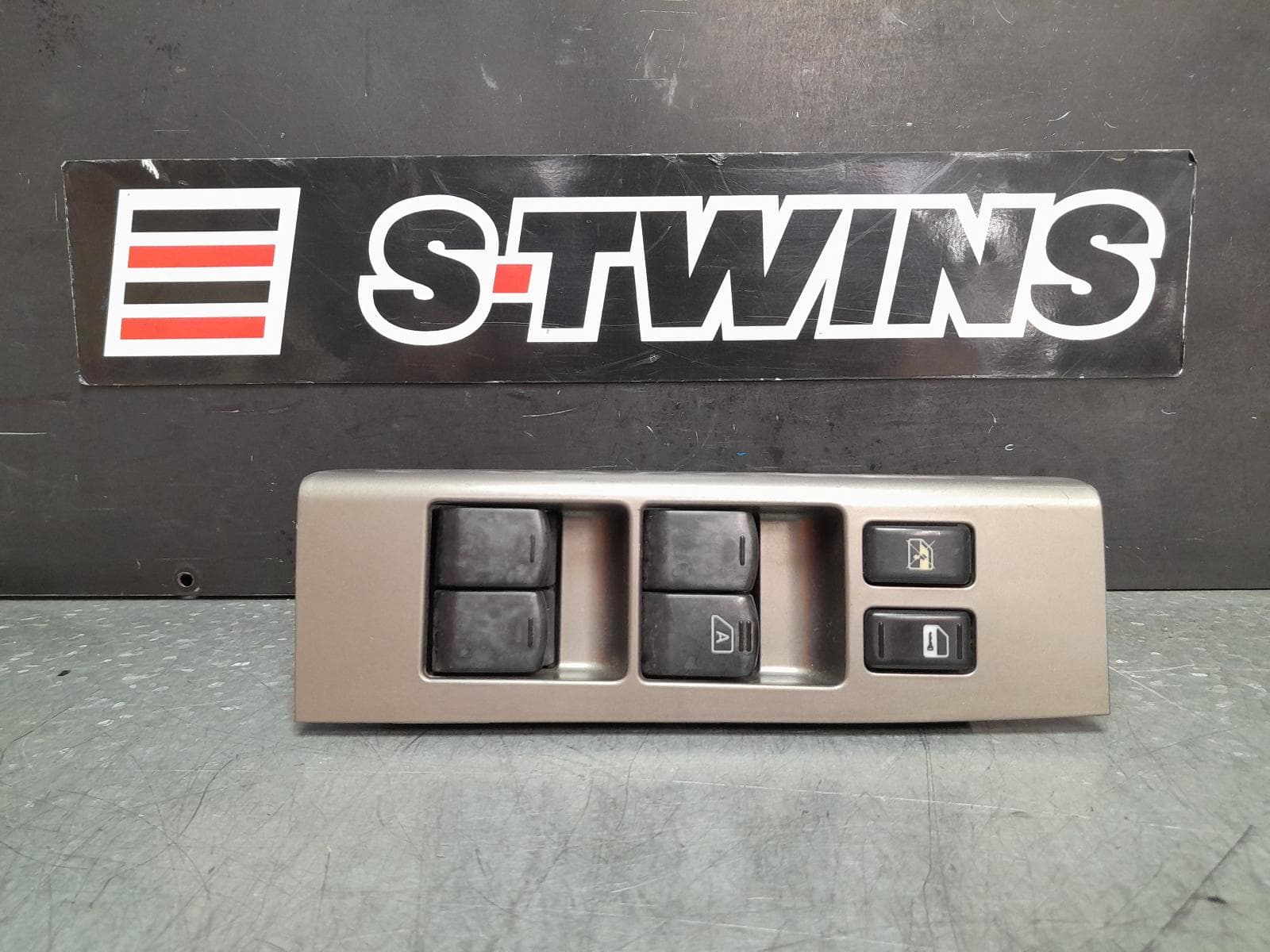 Used auto part listing image: 2011 NISSAN NAVARA PWR DR WIND SWITCH D40, RH FRONT (MASTER SWITCH), 4DR TYPE, SINGLE PLUG, W/ CENTRAL LOCKING TYPE, 09/05-08/15 0000362845