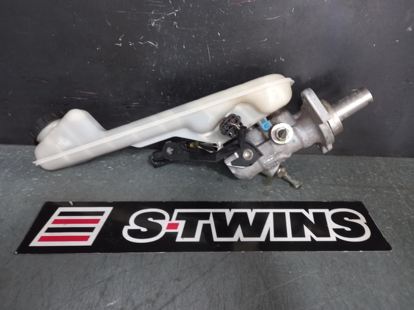 Used auto part listing image: 2013 MAZDA CX9 MASTER CYLINDER TB, 12/07-12/15 0000364761