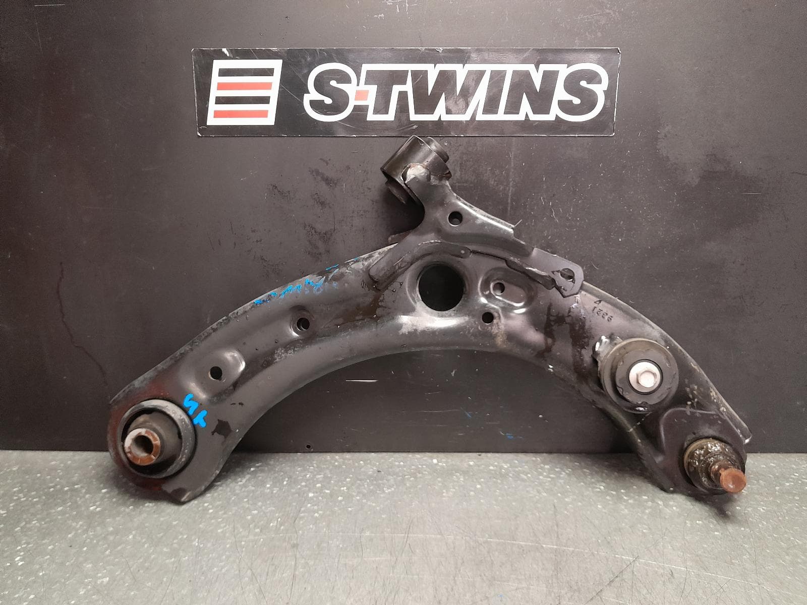 Used auto part listing image: 2020 MAZDA 3 RIGHT FRONT LOWER CONTROL ARM BP, SEDAN/HATCH, 03/19- 0000362775