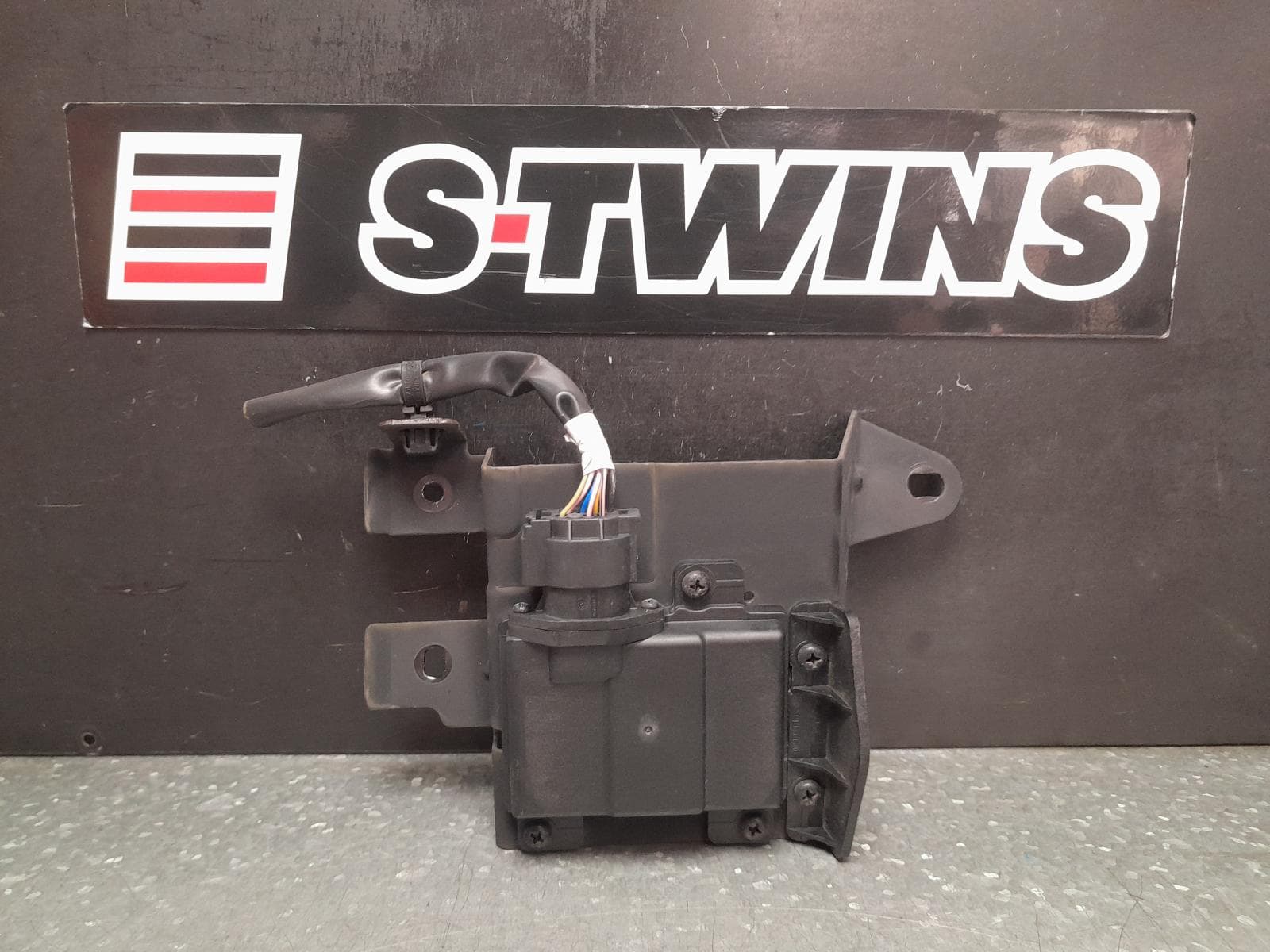 Used auto part listing image: 2023 HYUNDAI TUCSON REVERSE CAMERA BLIND SPOT MONITOR SENSOR (RH REAR BEHIND BUMPER), NX4, 02/21- 0000359692