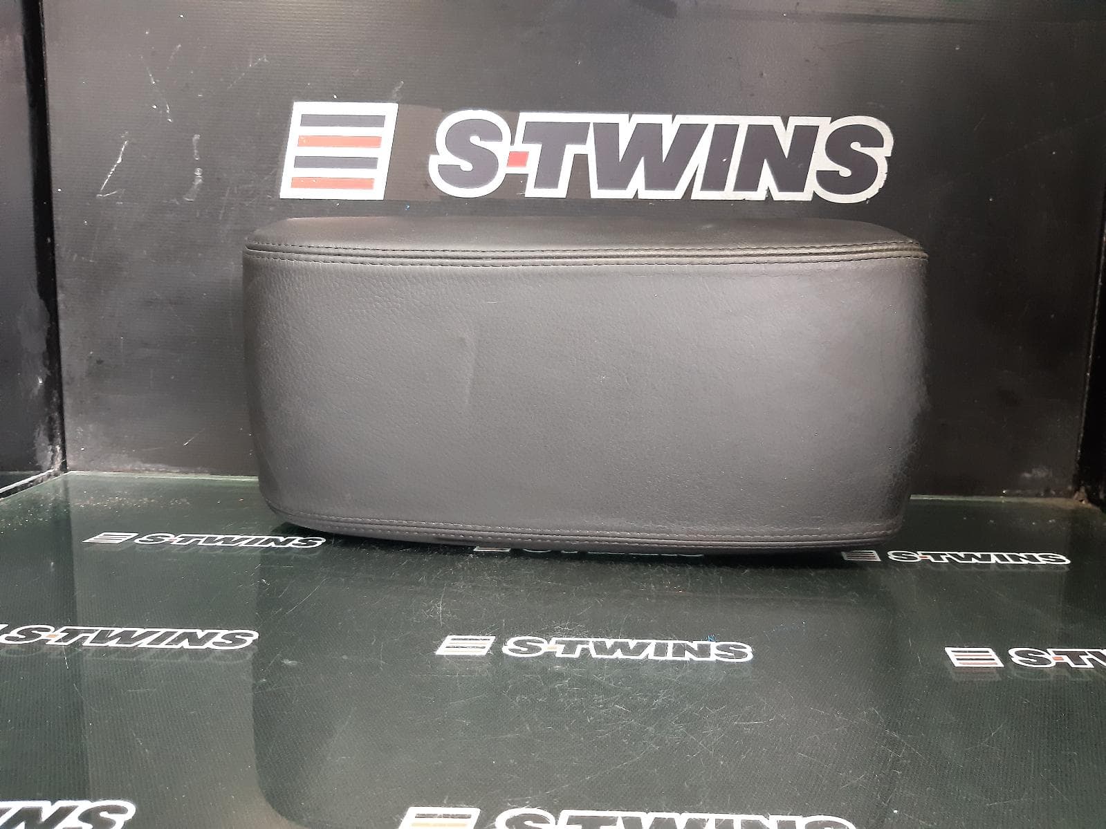 Used auto part listing image: 2015 JEEP GRANDCHEROKEE CONSOLE CONSOLE LID ONLY, LEATHER, BLACK STITCH, WK, 10/10-02/22 0000307694