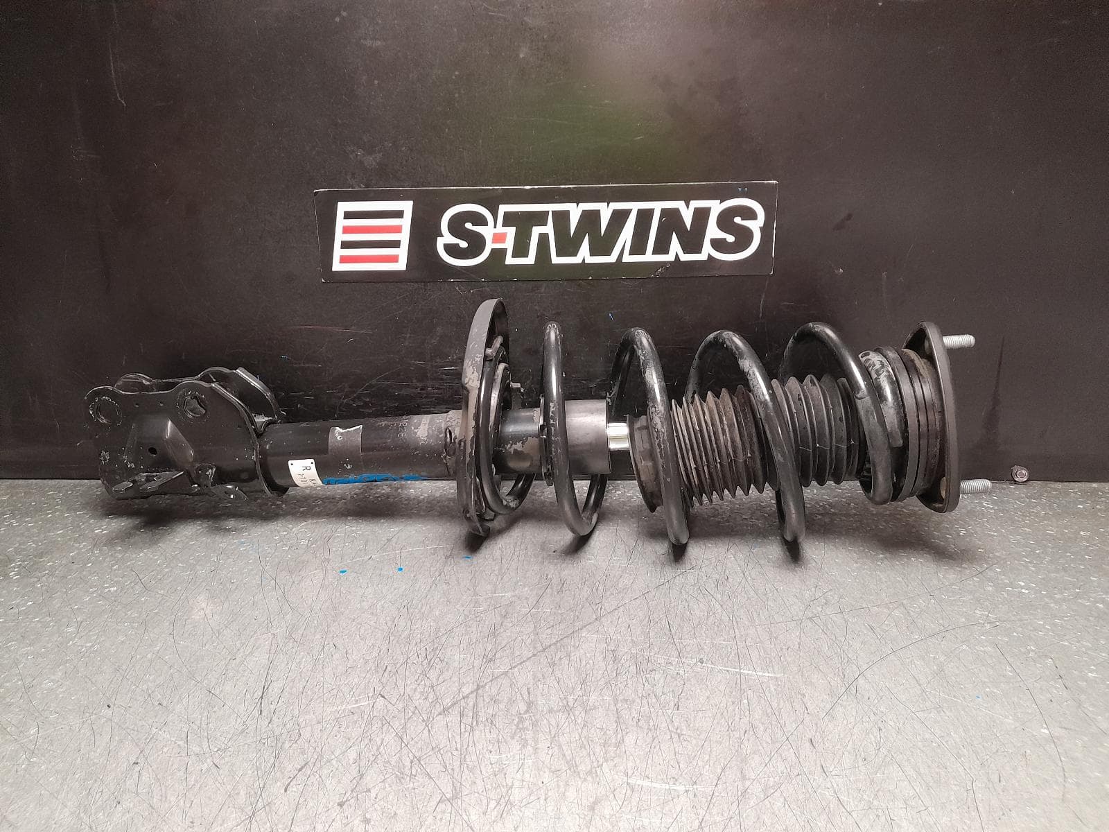 Used auto part listing image: 2016 MAZDA CX5 RIGHT FRONT STRUT KE, 02/12-12/16 0000367893