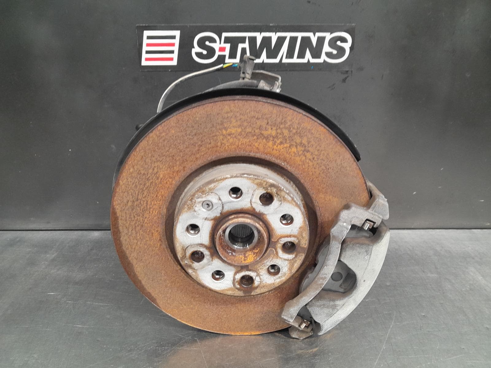 Used auto part listing image: 2017 VOLKSWAGEN PASSAT LEFT FRONT HUB ASSEMBLY B8/MK7, 2WD, 06/15- 0000304260